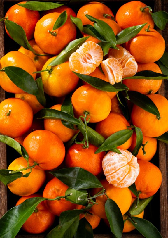 CLIMENTINAS (ΚΛΗΜΕΝΤΙΝΕΣ) : Ξεκινούν τέλη Οκτωβρίου παράλληλα με τις Ναβαλίνες με αποπρασινισμό και διαρκούν εώς και τα τέλη Δεκεμβρίου. NOVA (ΝΟΒΑ) : Αρχές Ιανουαρίου ξεκινάει η συγκομιδή για τα μανταρίνια NOVA. Τέλειο σχήμα και αναλογία, πλούσια σε χυμό και γεύση, διαρκούν έως τις 20 Φεβρουαρίου περίπου. ORTANIQUE (ΟΡΤΑΝΙΚ) : Ξεκινάει η κοπή στα μέσα Απριλίου και διαρκεί έως και τον Μάϊο. Κατάλληλα για μακρινούς προορισμούς και αποθήκευση λόγω του σκληρού φλοιού τους.