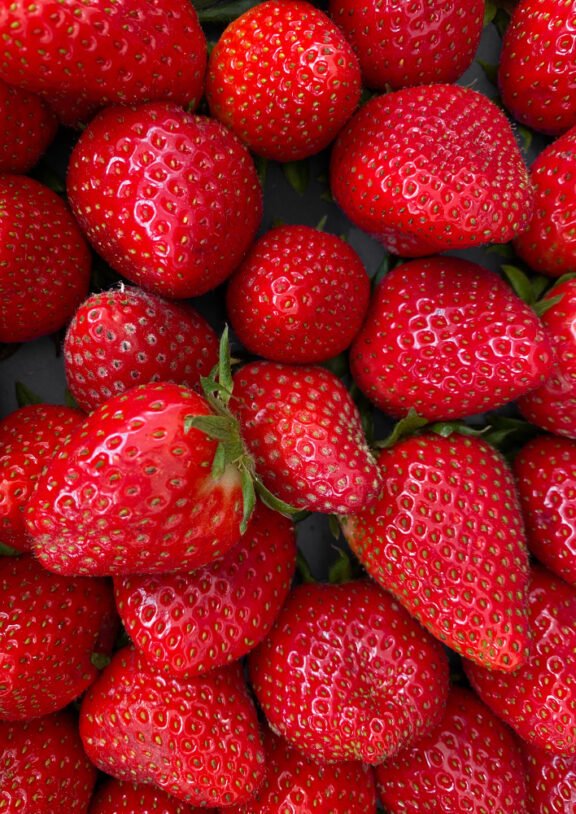 Στις φράουλες ξεκινάει η σεζόν στα τέλη Οκτωβρίου και διαρκεί έως και τα τέλη Μαϊου με αρχές Ιουνίου με διάφορες ποικιλίες όπως ....