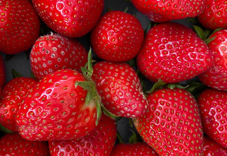 Στις φράουλες ξεκινάει η σεζόν στα τέλη Οκτωβρίου και διαρκεί έως και τα τέλη Μαϊου με αρχές Ιουνίου με διάφορες ποικιλίες όπως ....