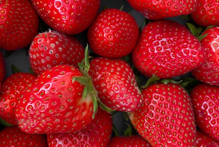 Στις φράουλες ξεκινάει η σεζόν στα τέλη Οκτωβρίου και διαρκεί έως και τα τέλη Μαϊου με αρχές Ιουνίου με διάφορες ποικιλίες όπως ....