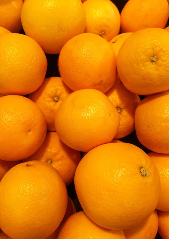 NAVELINA (ΝΑΒΑΛΙΝΑ): Ξεκινώντας στα τέλη Οκτωβρίου με πορτοκάλια NAVELINA (ΝΑΒΑΛΙΝΑ) κάνουμε αποπρασινισμό στα ωριμαντήριά μας. Ο αποπρασινισμός διαρκεί έως και τα μέσα Δεκεμβρίου. Συνέχεια έχουν τα φυσικά πορτοκάλια τα οποία διαρκούν έως και τα τέλη Φεβρουαρίου. NAVEL (ΝΑΒΕΛ): Περίπου στις 15-20 Δεκεμβρίου ξεκινούν τα πορτοκάλια ΜΕΡΛΙΝ (NAVEL) φυσικά, παράλληλα με τις ΝΑΒΑΛΙΝΕΣ και διαρκούν έως και τα τέλη Μαρτίου. LANE LATE (ΛΑΝΕ ΛΕΪΤ): Ξεκινούν τέλη Μαρτίου. Πρόκειται για όψιμη ποικιλία, εξαιρετικά πορτοκάλια με έντονο χρώμα και γεύση. Διαρκούν έως και τα τέλη Μαϊου. VALENCIA (ΒΑΛΕΝΤΣΙΑ): Ξεκινούν στα μέσα Απριλίου και διαρκούν έως και τα τέλη Σεπτεμβρίου. Μεσαίος καρπός, πλούσια γεύση και τέλειο άρωμα.