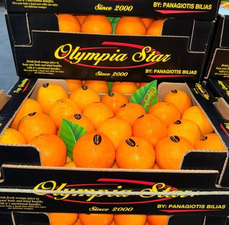 NAVELINA (ΝΑΒΑΛΙΝΑ): Ξεκινώντας στα τέλη Οκτωβρίου με πορτοκάλια NAVELINA (ΝΑΒΑΛΙΝΑ) κάνουμε αποπρασινισμό στα ωριμαντήριά μας. Ο αποπρασινισμός διαρκεί έως και τα μέσα Δεκεμβρίου. Συνέχεια έχουν τα φυσικά πορτοκάλια τα οποία διαρκούν έως και τα τέλη Φεβρουαρίου. NAVEL (ΝΑΒΕΛ): Περίπου στις 15-20 Δεκεμβρίου ξεκινούν τα πορτοκάλια ΜΕΡΛΙΝ (NAVEL) φυσικά, παράλληλα με τις ΝΑΒΑΛΙΝΕΣ και διαρκούν έως και τα τέλη Μαρτίου. LANE LATE (ΛΑΝΕ ΛΕΪΤ): Ξεκινούν τέλη Μαρτίου. Πρόκειται για όψιμη ποικιλία, εξαιρετικά πορτοκάλια με έντονο χρώμα και γεύση. Διαρκούν έως και τα τέλη Μαϊου. VALENCIA (ΒΑΛΕΝΤΣΙΑ): Ξεκινούν στα μέσα Απριλίου και διαρκούν έως και τα τέλη Σεπτεμβρίου. Μεσαίος καρπός, πλούσια γεύση και τέλειο άρωμα.